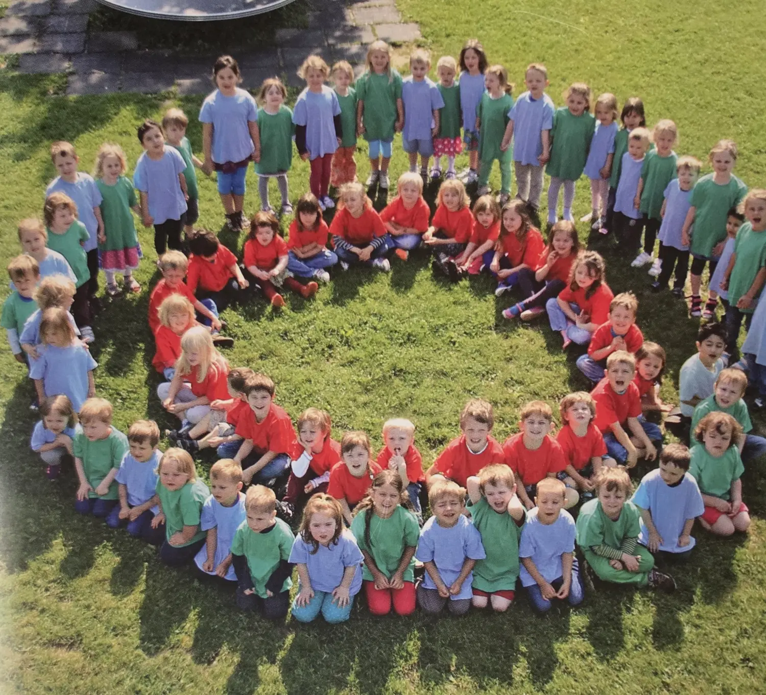 Förderverein Städtischer Kindergärten Neumarkt Sankt Veit - Kinder sitzen im Kreis